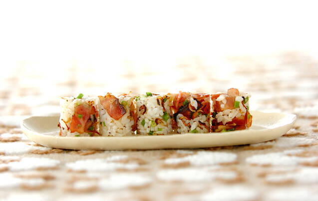 白い皿に盛られた、ベーコンとじゃこのおにぎり