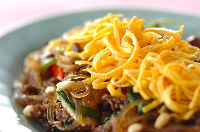 錦糸卵をトッピングした春雨のチャプチェ