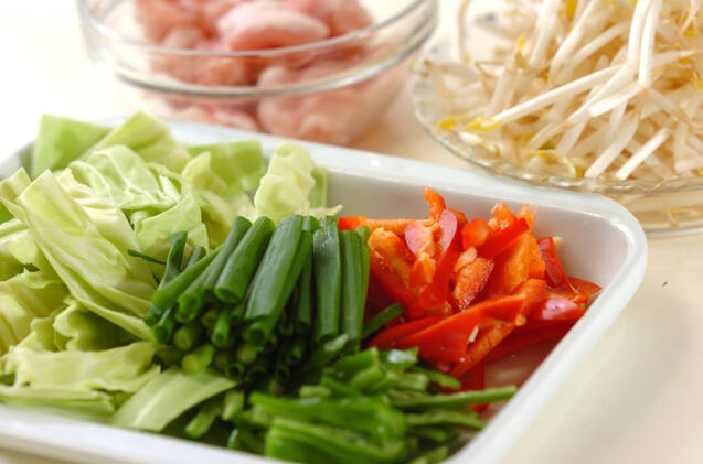 オイスターが決め手！ふわふわ卵入り彩り野菜炒めの作り方の手順1