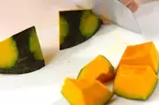 和食の定番 ほくほくのカボチャの煮物の下準備1