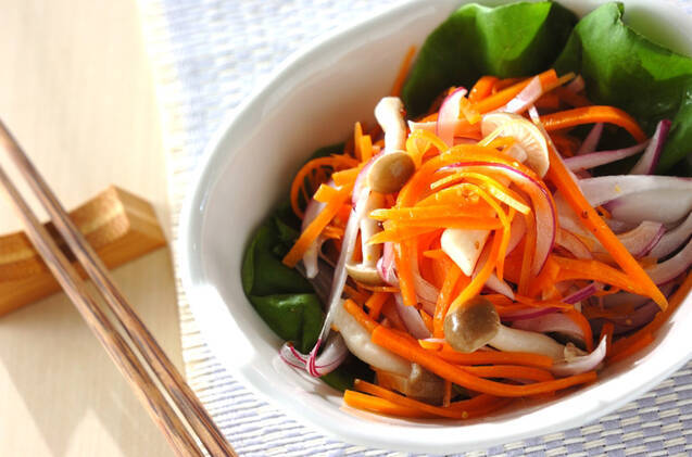 ニンジンとシメジのサラダ