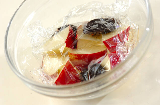 リンゴとプルーンのコンポートの作り方の手順2