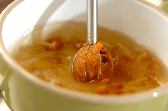 ワカメとナメコのみそ汁の作り方の手順4