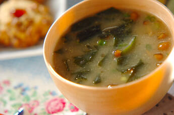 ワカメとナメコのみそ汁