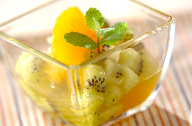 透明な四角いグラスに入ったマチェドニア