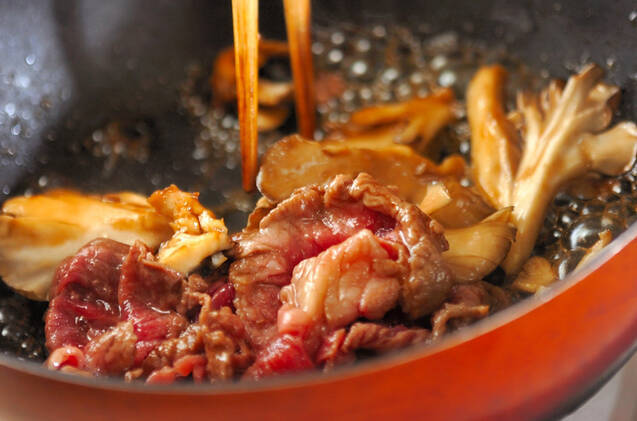牛肉とマイタケのしぐれ煮の作り方の手順2