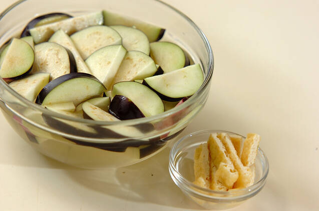 ナスと油揚げのみそ汁の作り方の手順1