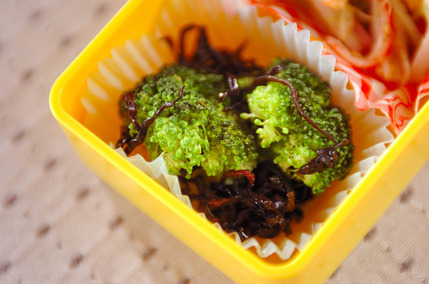 ブロッコリーの昆布蒸し