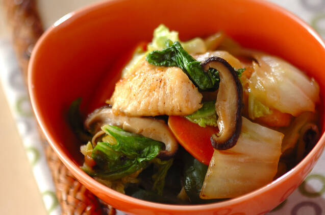 オレンジ色の器に盛られた白菜と鶏肉の中華炒め