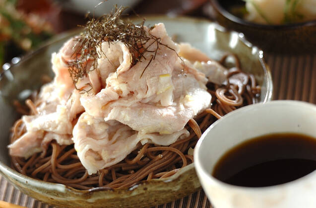 ざるそばのネギ塩豚しゃぶ添え