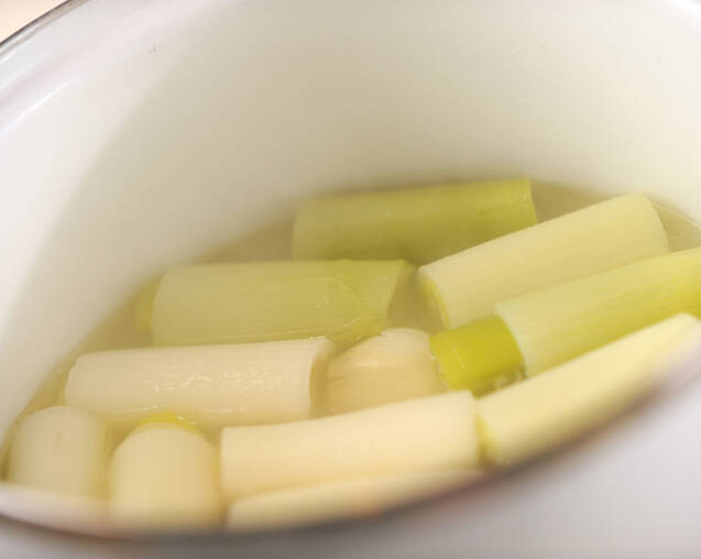 とろとろネギのマスタードソースがけの作り方の手順2