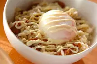 焼き鳥缶ご飯の温泉卵のせ