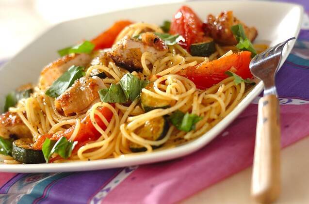 トマトとバジルの色がきれいなパスタ