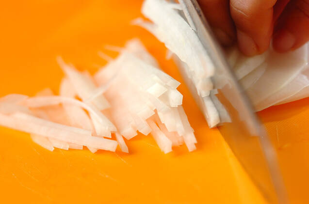 ダシがしっかりきいてる！大根とホタテ缶のスープの作り方の手順1