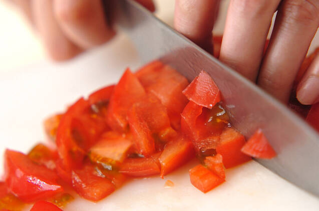 トマトのクリームパスタの作り方の手順1