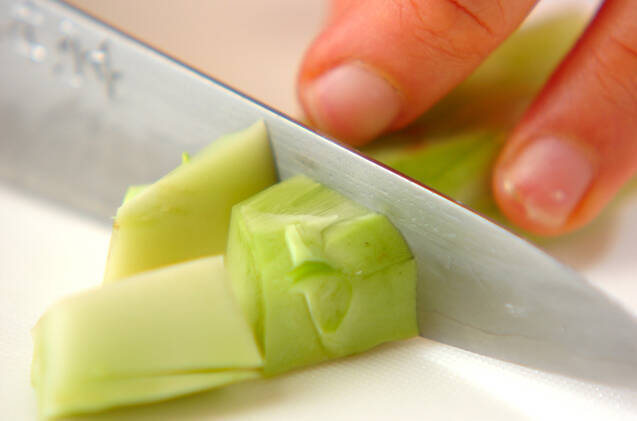 ブロッコリーのピリ辛ゴマ和えの作り方の手順1