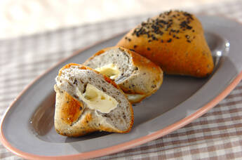 黒ゴマカマンベールパン