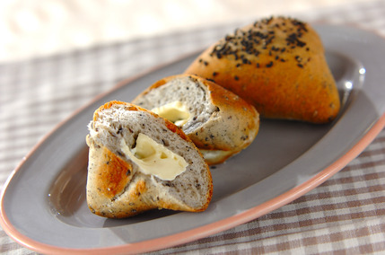 黒ゴマカマンベールパン