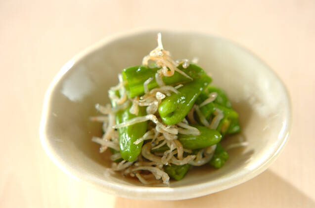 陶器の小鉢に入ったしらすとししとうのめんつゆ和え