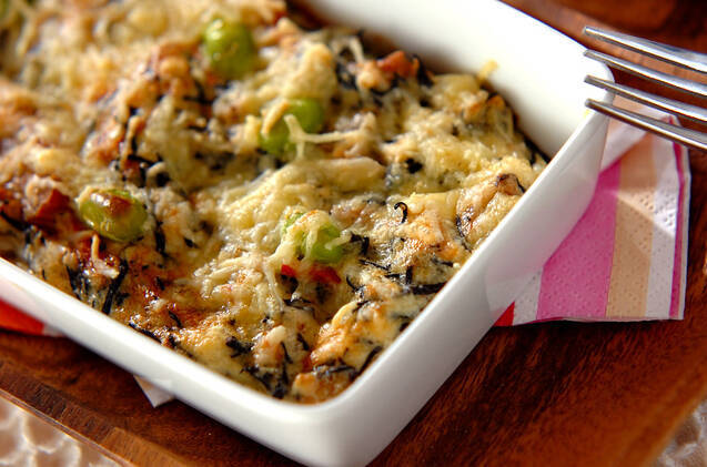 ひじきの煮物入りのオムレツが入っている白い容器