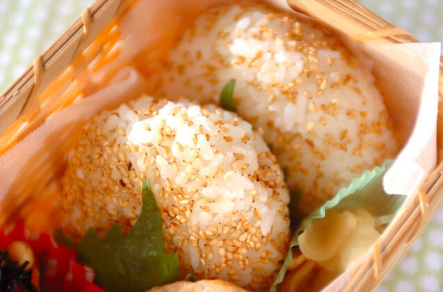 ゴマおにぎりの大葉巻きの作り方の手順2