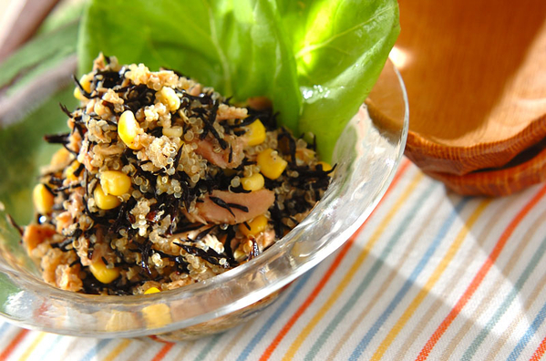 ガラスの器に盛り付けたひじき入りキヌアサラダ