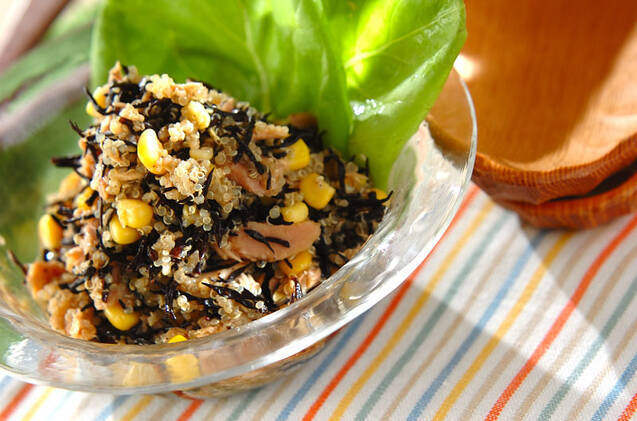 ガラスの器に盛り付けたキヌアとひじきの和風サラダ