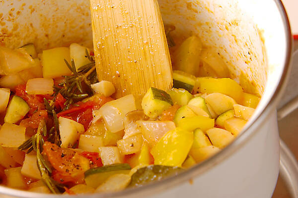 彩り野菜をたっぷり！人気のラタトゥイユ 鍋で煮込むだけの作り方の手順2