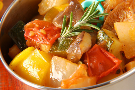 彩り野菜をたっぷり！人気のラタトゥイユ 鍋で煮込むだけ