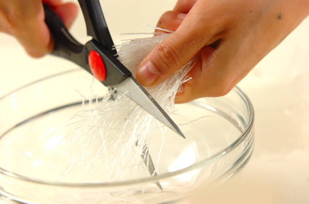 春雨のエスニックスープの作り方の手順1