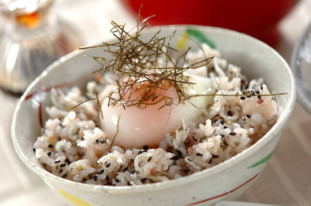 じゃこごはんの上に温泉卵がのっている