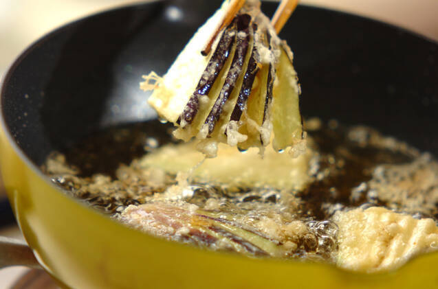 サクサクカラッと揚がる！基本のエビと野菜の天ぷらの作り方の手順9