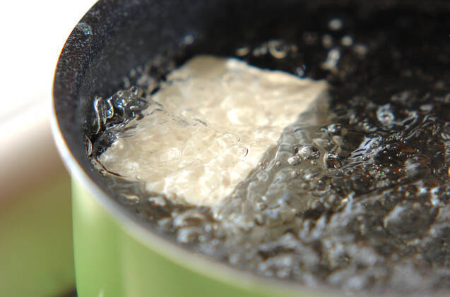 野沢菜と豆腐の炒め物の作り方の手順2