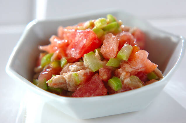 白い器にトマトとツナのサラダが盛り付けられている