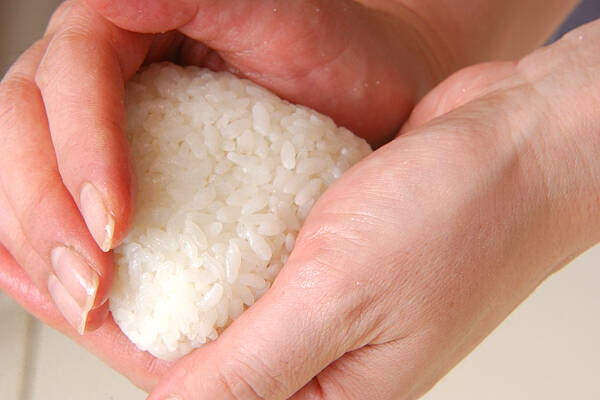 とろろ昆布巻きおにぎりの作り方の手順3