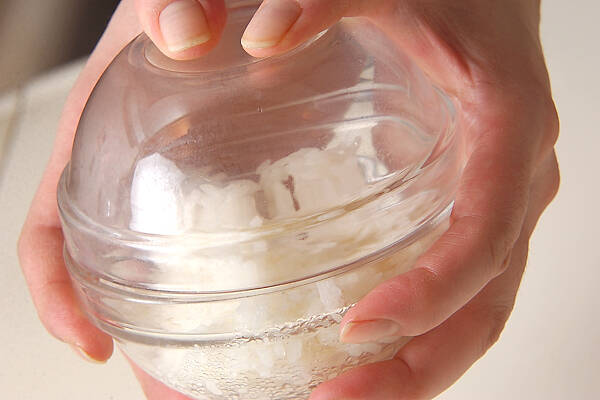 とろろ昆布巻きおにぎりの作り方の手順1