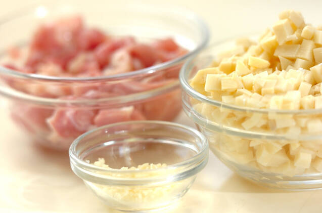 タケノコと鶏肉のニンニク炒飯の作り方の手順1