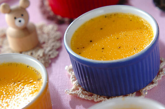 青いココットに入ったとろとろプリン