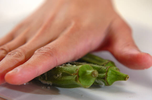 オクラのゴマポン酢和えの作り方の手順1