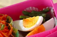 ゆで卵とサヤインゲン