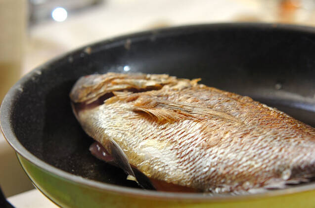 楽しみ方無限大！鯛の丸ごとアクアパッツァ by山下 和美さんの作り方の手順5