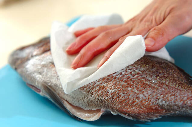 楽しみ方無限大！鯛の丸ごとアクアパッツァ by山下 和美さんの作り方の手順1