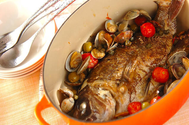 ホーローの鍋に入った鯛とトマト、アサリの煮込み料理