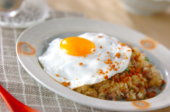 白いプレートに盛り付けられたタイ風チャーハン