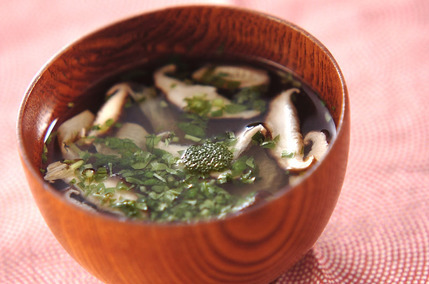 シイタケと湯葉のお吸い物