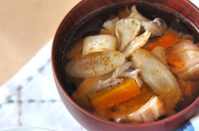 鶏肉とマイタケのみそ汁