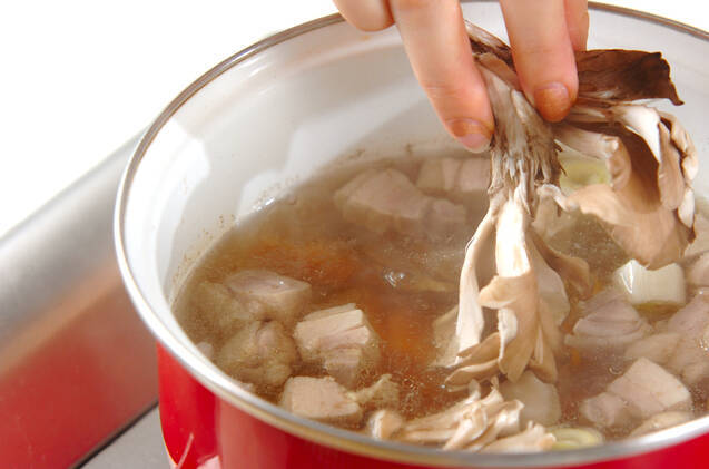 鶏肉とマイタケのみそ汁の作り方の手順7