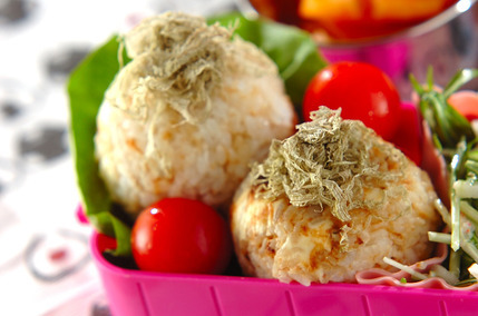 チーズおかかおむすび