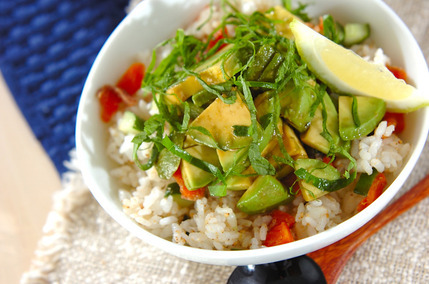 サーモンとアボカドのご飯