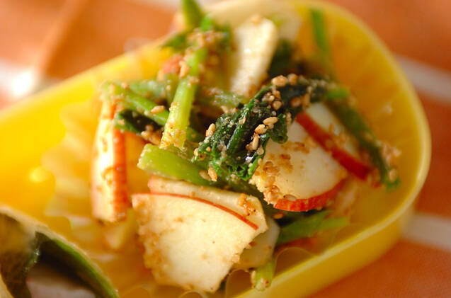 ホウレン草とリンゴの和え物